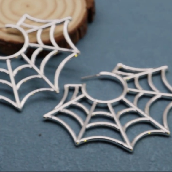 Silver Spider Web Earrings Halloween - Picture 2 of 5